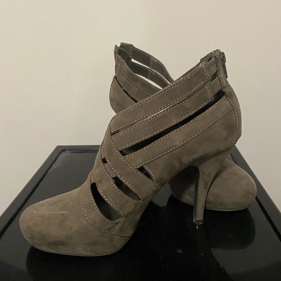 Apostrophe 4 inch suede heels in excellent condition in deep brown. - Picture 2 of 6